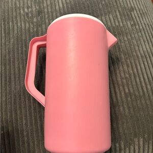Rubbermaid pink 2 qt Pitcher